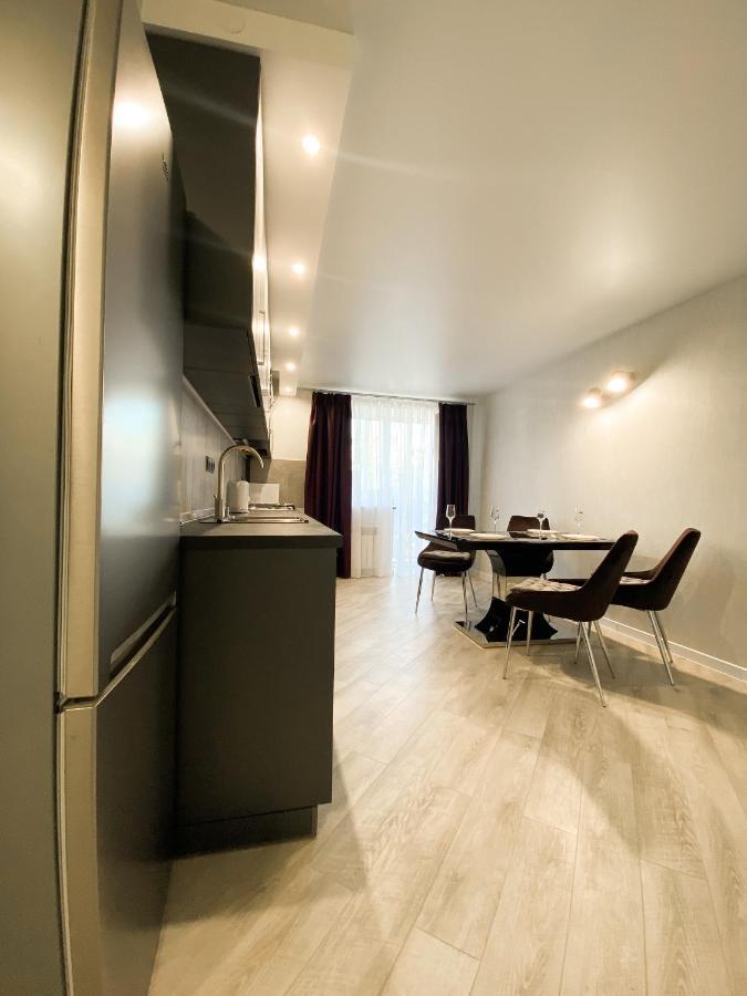 Helen: Стильні Апартаменти в Центрі Біля Корпусного Саду Poltava Room photo