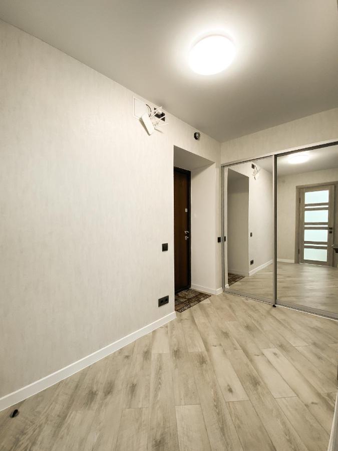 Helen: Стильні Апартаменти в Центрі Біля Корпусного Саду Poltava Room photo